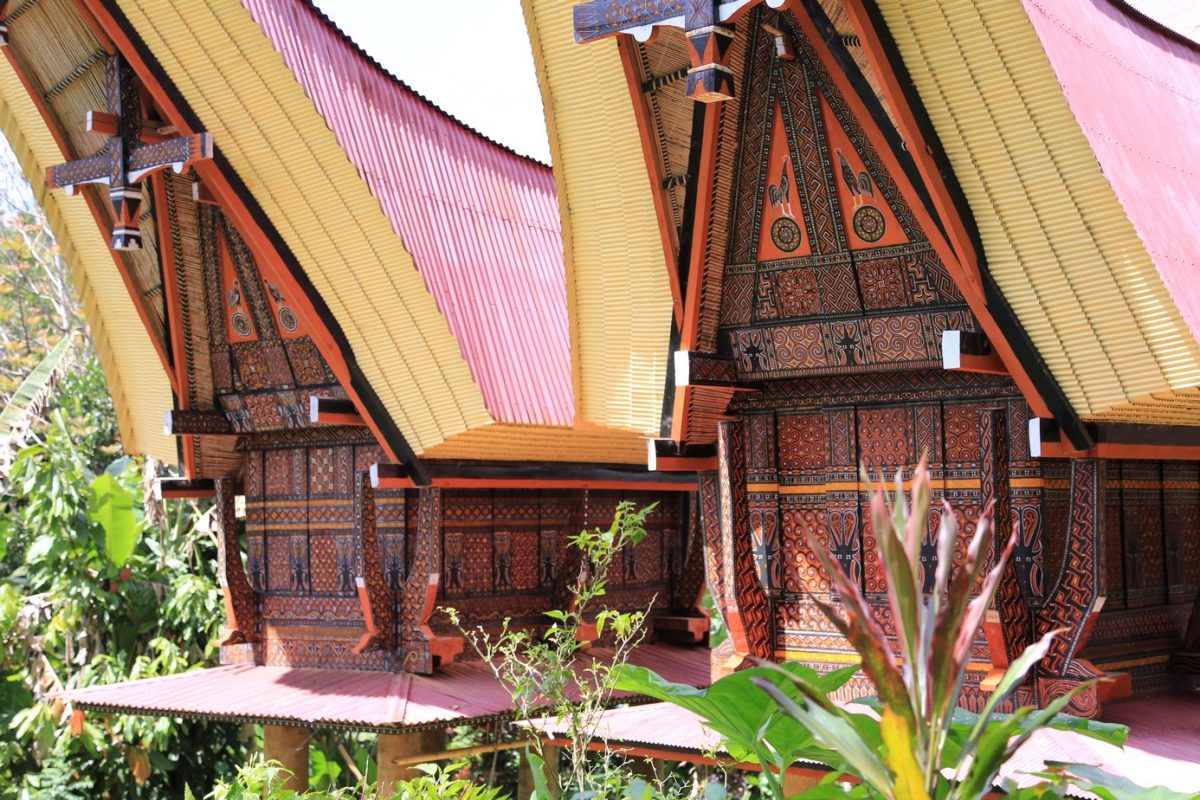 Rantepao, bienvenu en pays Toraja, ici on fait dans la boucherie et la charpente.