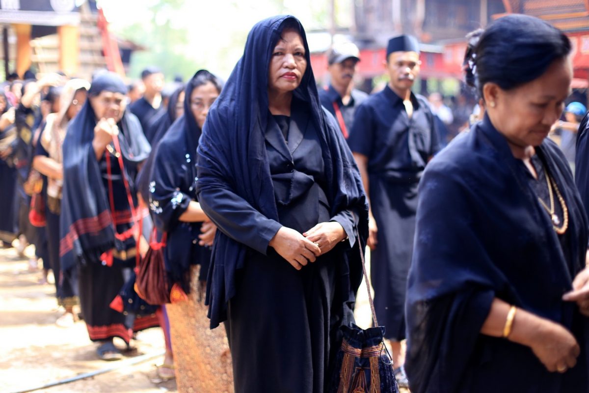 Rantepao, bienvenu en pays Toraja, ici on fait dans la boucherie et la charpente.