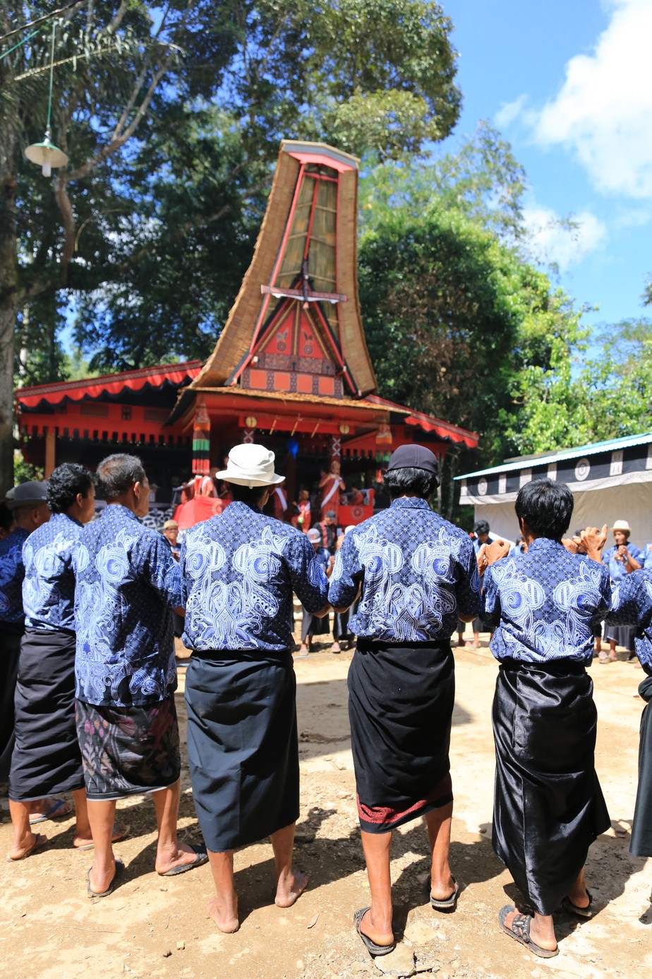 Rantepao, bienvenu en pays Toraja, ici on fait dans la boucherie et la charpente.