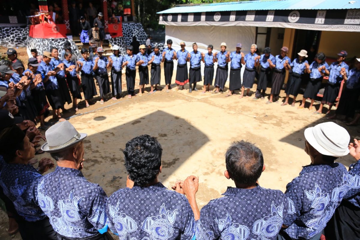 Rantepao, bienvenu en pays Toraja, ici on fait dans la boucherie et la charpente.
