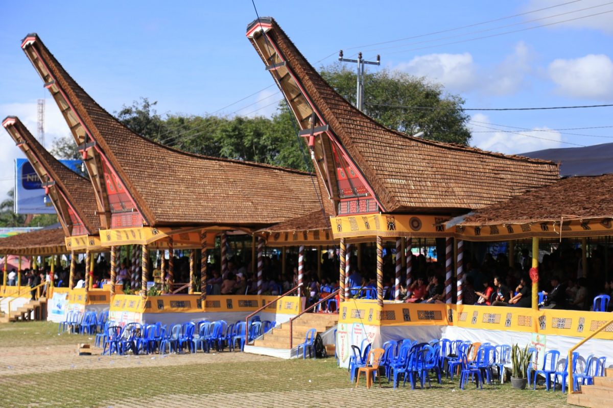 Rantepao, bienvenu en pays Toraja, ici on fait dans la boucherie et la charpente.