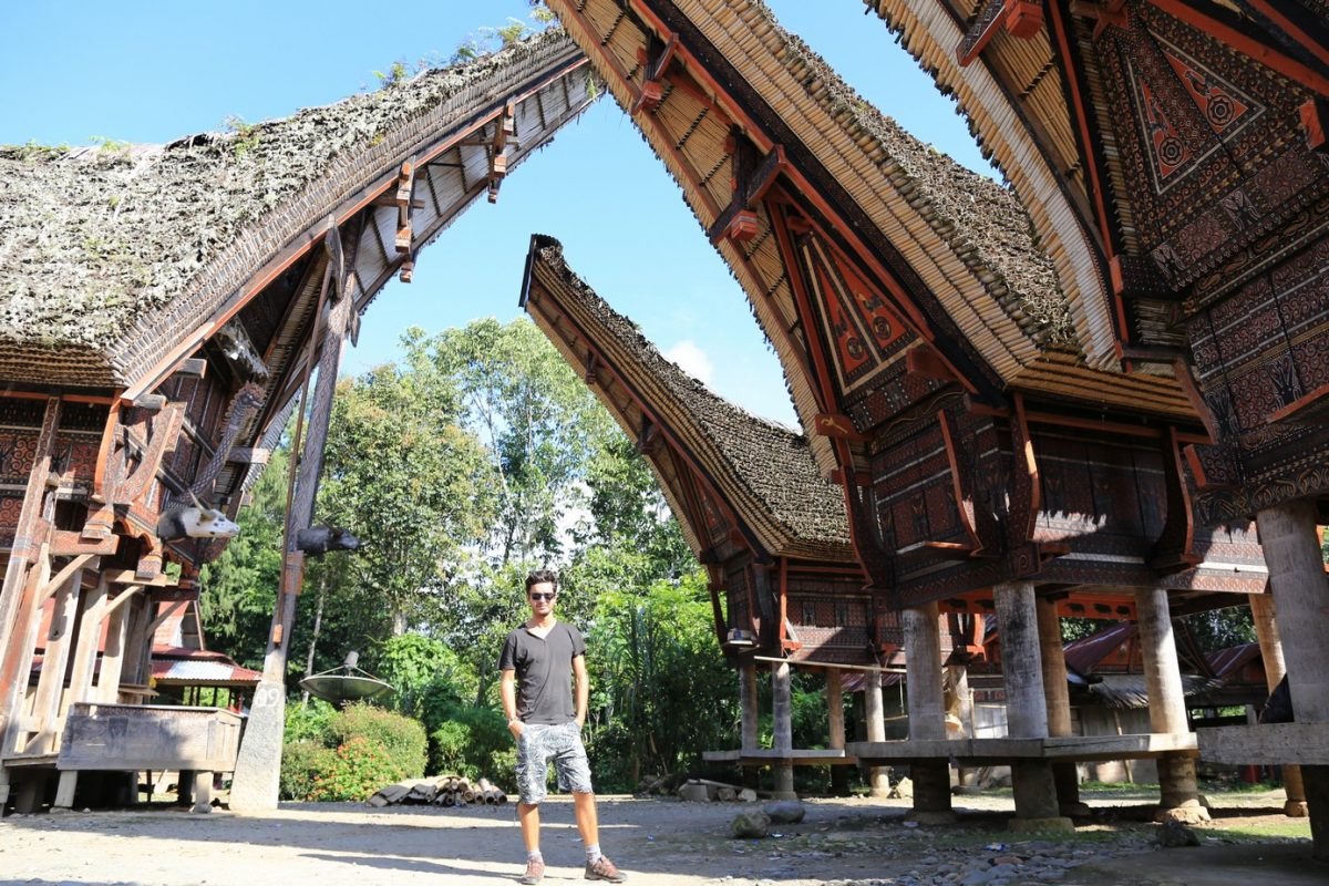 Rantepao, bienvenu en pays Toraja, ici on fait dans la boucherie et la charpente.