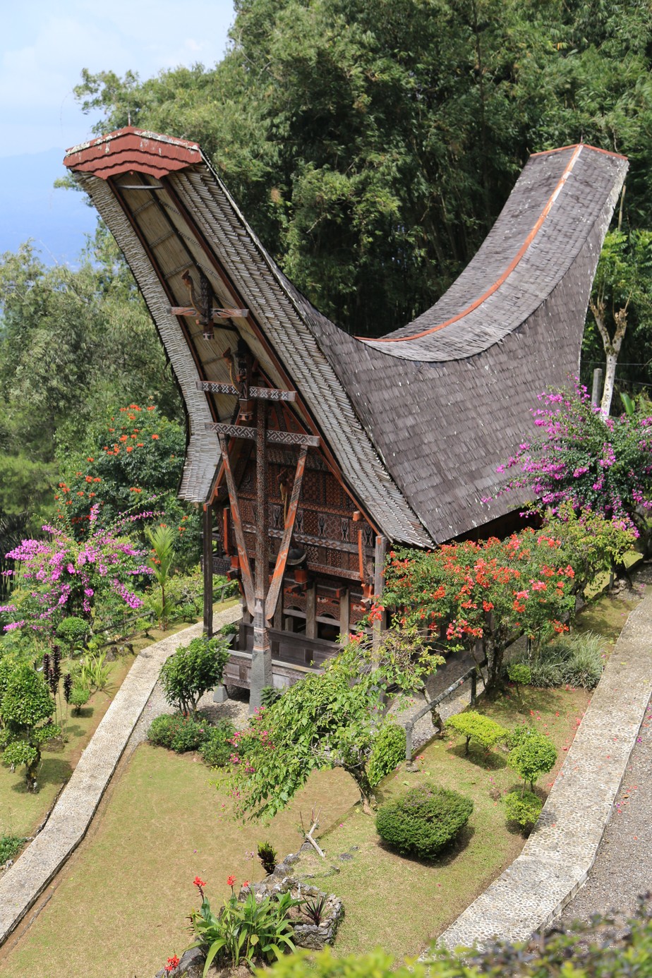 Rantepao, bienvenu en pays Toraja, ici on fait dans la boucherie et la charpente.