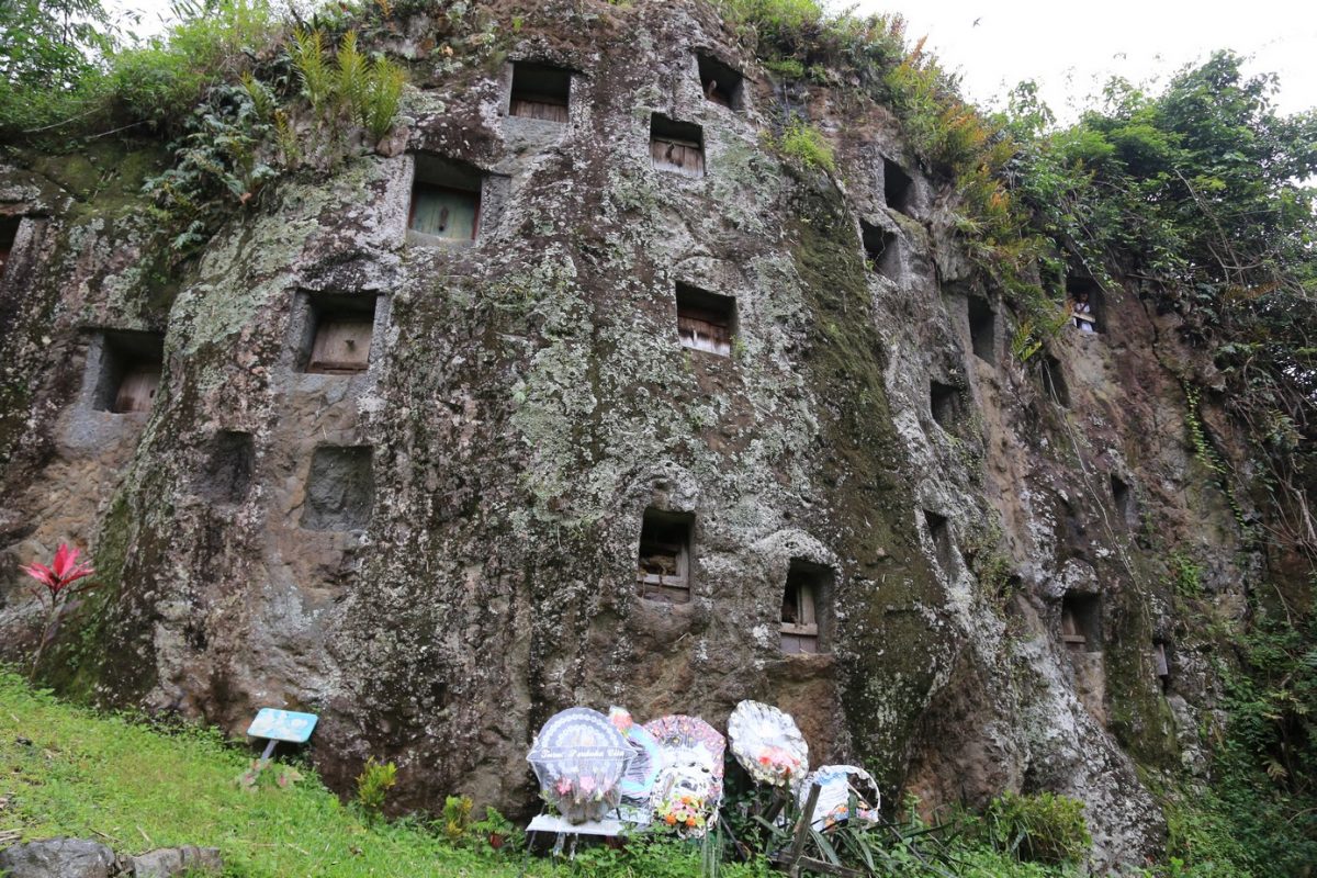 Rantepao, bienvenu en pays Toraja, ici on fait dans la boucherie et la charpente.