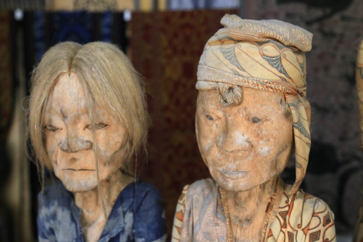 Rantepao, bienvenu en pays Toraja, ici on fait dans la boucherie et la charpente.